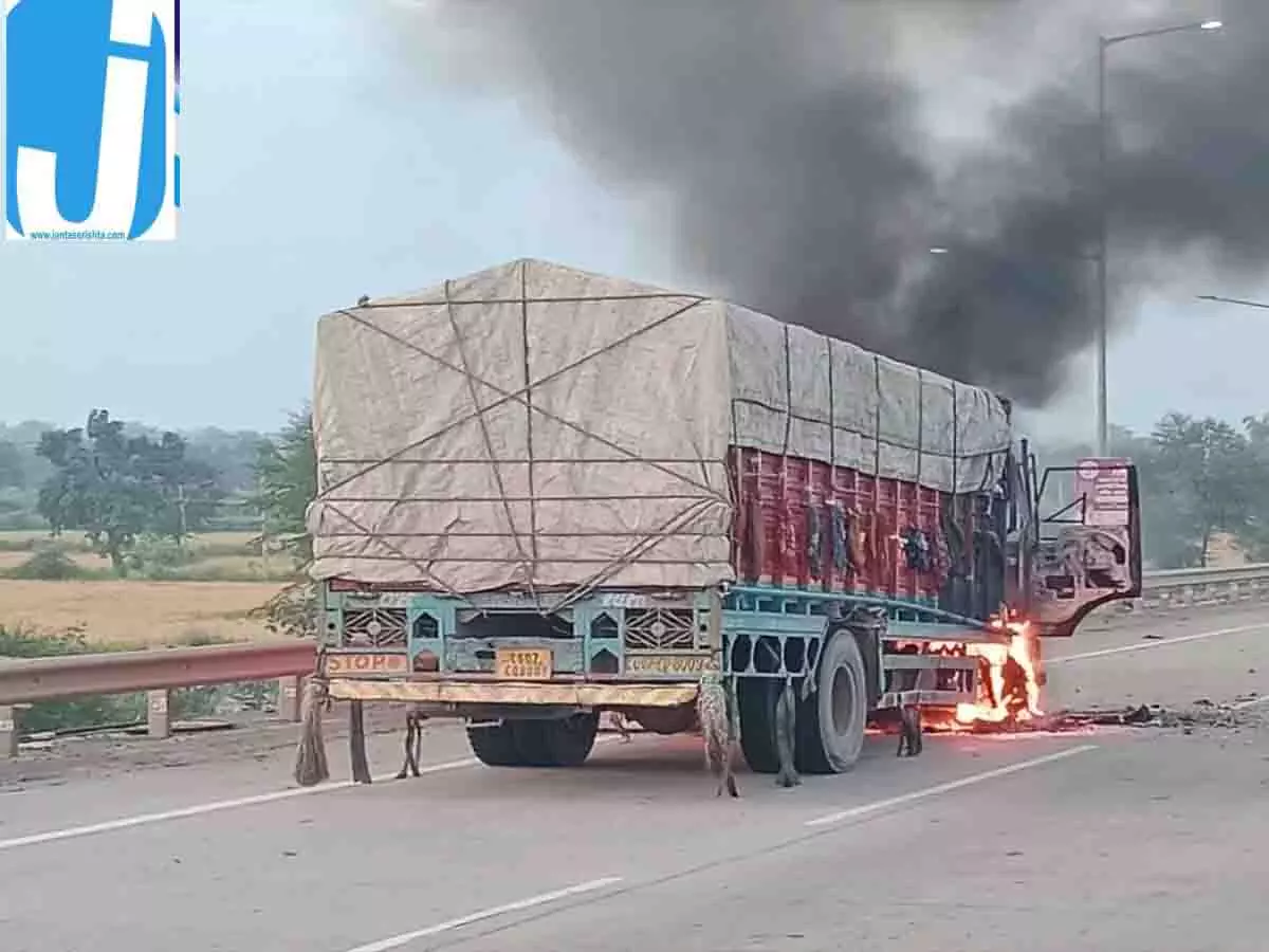 रायपुर-बिलासपुर हाईवे पर आग का गोला बना चलता ट्रक! कूदकर चालक-परिचालक ने बचाई जान रायपुर-बिलासपुर हाईवे पर आग का गोला बना चलता ट्रक! कूदकर चालक-परिचालक ने बचाई जान