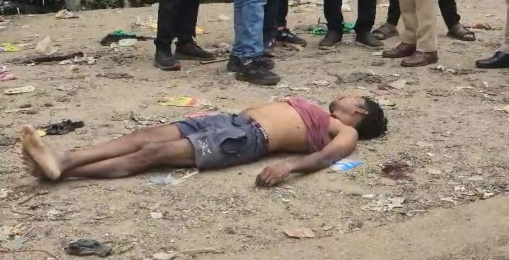 रायपुर के लाभांडी BSUP कॉलोनी में युवक की हत्या? मौके पर पहुंचे DCP समेत वरिष्ठ अधिकारी रायपुर के लाभांडी BSUP कॉलोनी में युवक की हत्या? मौके पर पहुंचे DCP समेत वरिष्ठ अधिकारी
