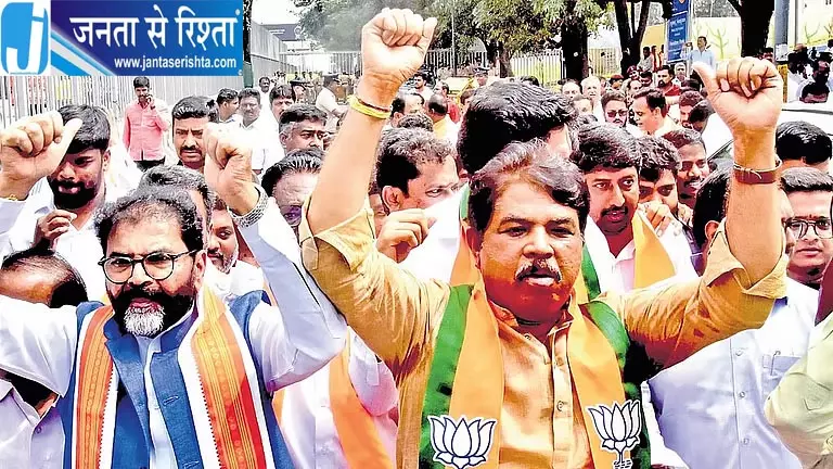 खड़गे के बयान पर कर्नाटक में सियासी बवाल, PM मोदी के पिता पर टिप्पणी से भड़की भाजपा खड़गे के बयान पर कर्नाटक में सियासी बवाल, PM मोदी के पिता पर टिप्पणी से भड़की भाजपा