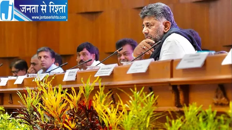 कर्नाटक में गन्ने के दाम को लेकर घमासान, CM डीके शिवकुमार ने किसानों को दिया आश्वासन कर्नाटक में गन्ने के दाम को लेकर घमासान, CM डीके शिवकुमार ने किसानों को दिया आश्वासन