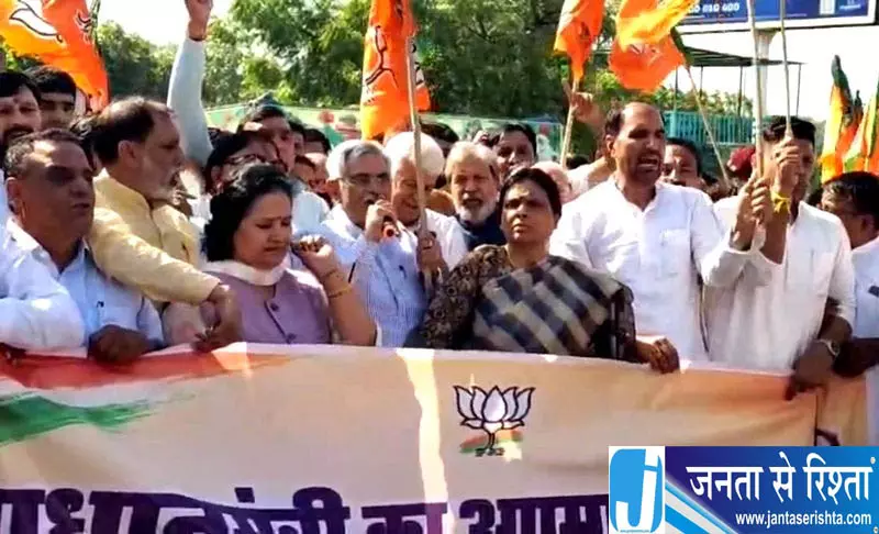रोहतक में बीजेपी का प्रदर्शन, खड़गे के बाप वाले बयान पर जताया विरोध रोहतक में बीजेपी का प्रदर्शन, खड़गे के बाप वाले बयान पर जताया विरोध