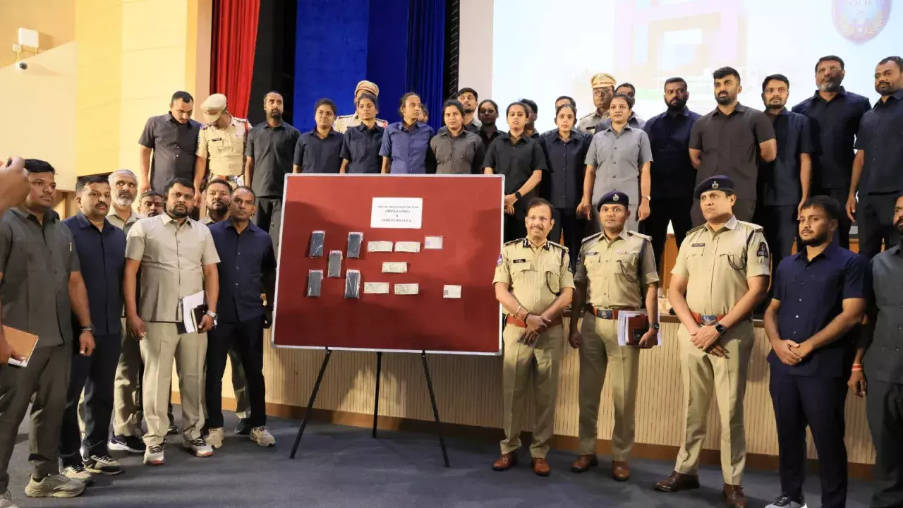 हैदराबाद मर्डर केस: रिटायर्ड IPS की पत्नी की हत्या में 5 गिरफ्तार हैदराबाद मर्डर केस: रिटायर्ड IPS की पत्नी की हत्या में 5 गिरफ्तार