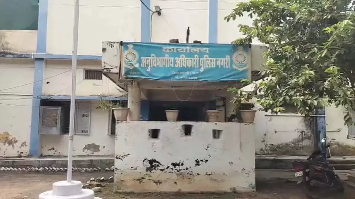 रिश्तों का कत्ल! मोबाइल चलाने पर टोका, विवाद बढ़ा तो छोटे भाई की चली गई जान रिश्तों का कत्ल! मोबाइल चलाने पर टोका, विवाद बढ़ा तो छोटे भाई की चली गई जान