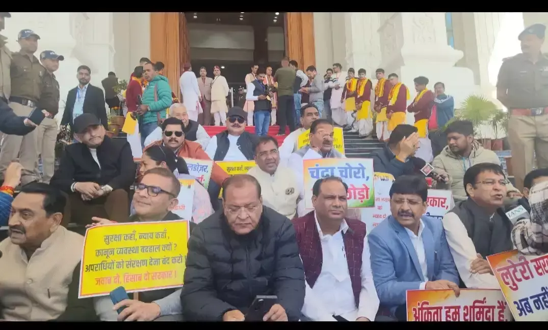 विधानसभा गेट पर कांग्रेस का विरोध प्रदर्शन, सियासी हलचल तेज विधानसभा गेट पर कांग्रेस का विरोध प्रदर्शन, सियासी हलचल तेज