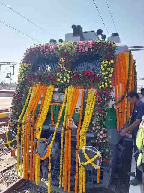 रेल यात्रियों को बड़ी सौगात, 6 राज्यों को जोड़ेगी नई ट्रेन रेल यात्रियों को बड़ी सौगात, 6 राज्यों को जोड़ेगी नई ट्रेन