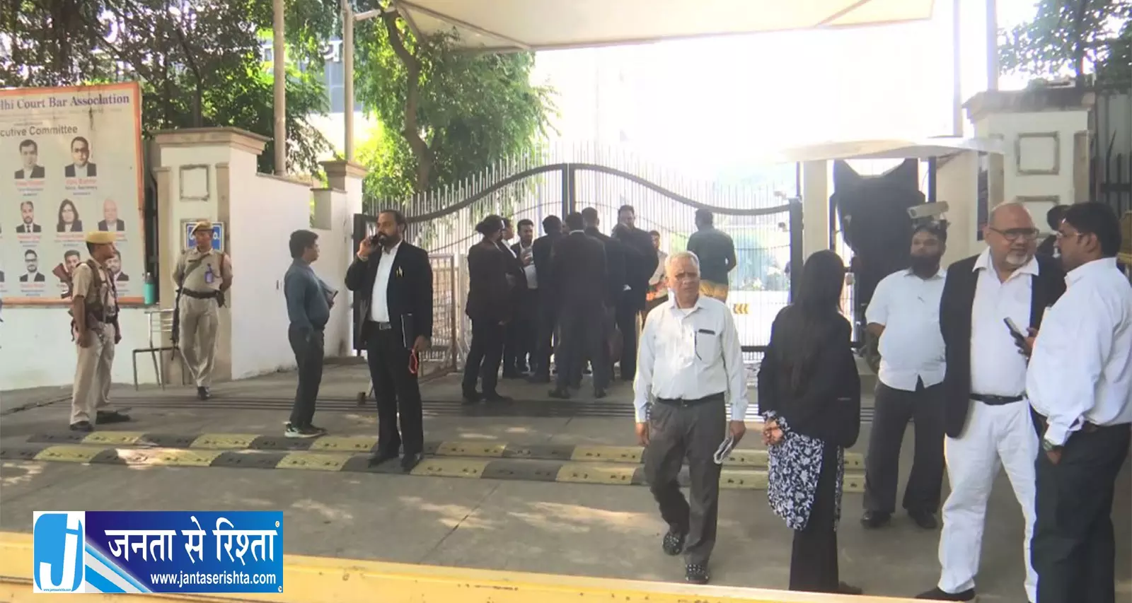 Delhi में पुलिस और वकीलों के बीच टकराव तेज सभी जिला अदालतों में हड़ताल Delhi में पुलिस और वकीलों के बीच टकराव तेज सभी जिला अदालतों में हड़ताल