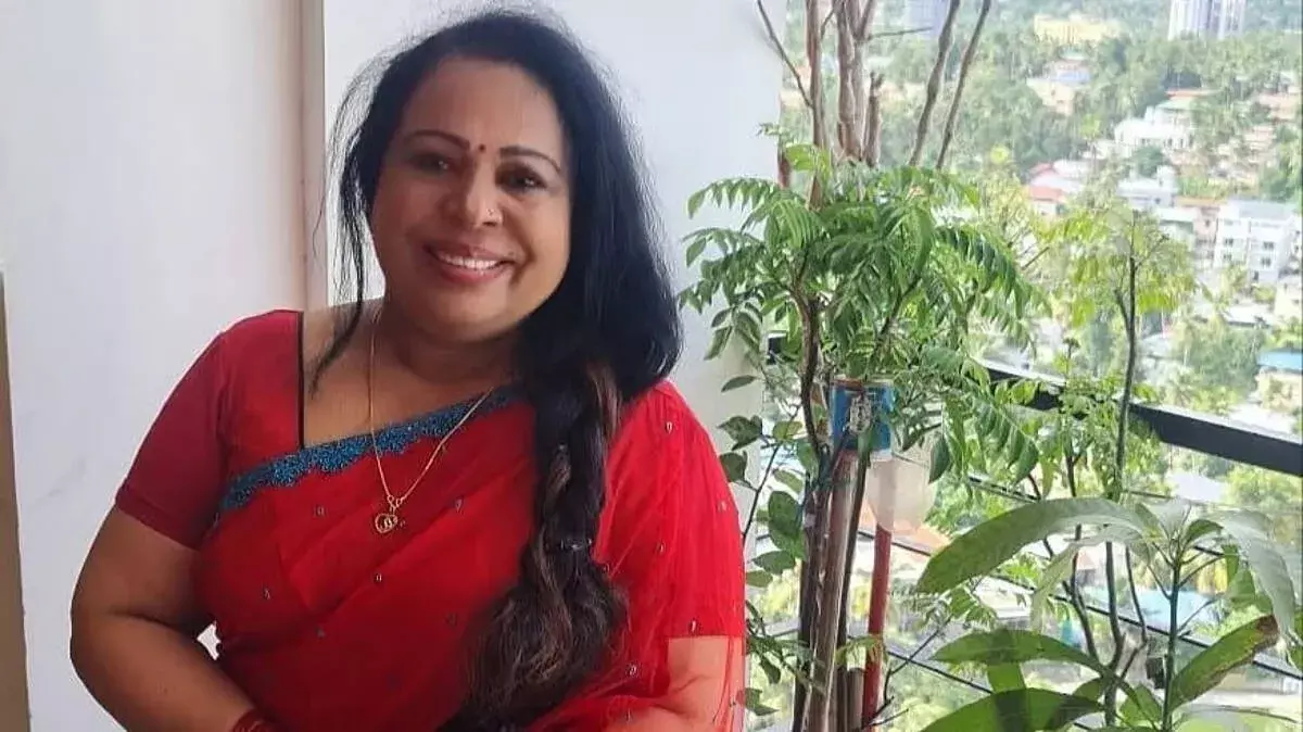 शोभना जॉर्ज का तीखा जवाब: ब्यूटी हैक्स पर कसा तंज शोभना जॉर्ज का तीखा जवाब: ब्यूटी हैक्स पर कसा तंज