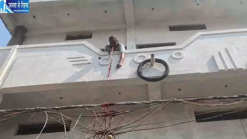 बालकनी से गुटखा थूकना पड़ा भारी, करंट से मौत बालकनी से गुटखा थूकना पड़ा भारी, करंट से मौत