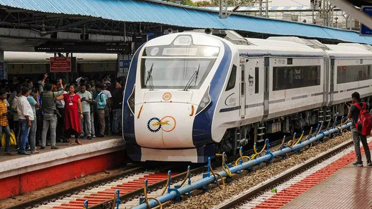 कोच्चि में 8 ट्रेन सेवाएं प्रभावित, वंदे भारत का बदला रूट कोच्चि में 8 ट्रेन सेवाएं प्रभावित, वंदे भारत का बदला रूट