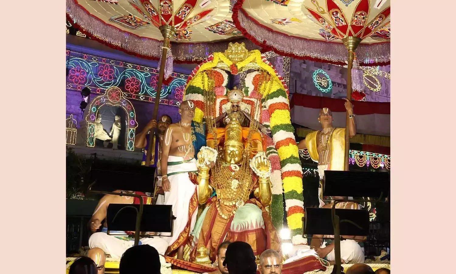 Andhra: पूर्णमासी गरुड़ सेवा आयोजित Andhra: पूर्णमासी गरुड़ सेवा आयोजित