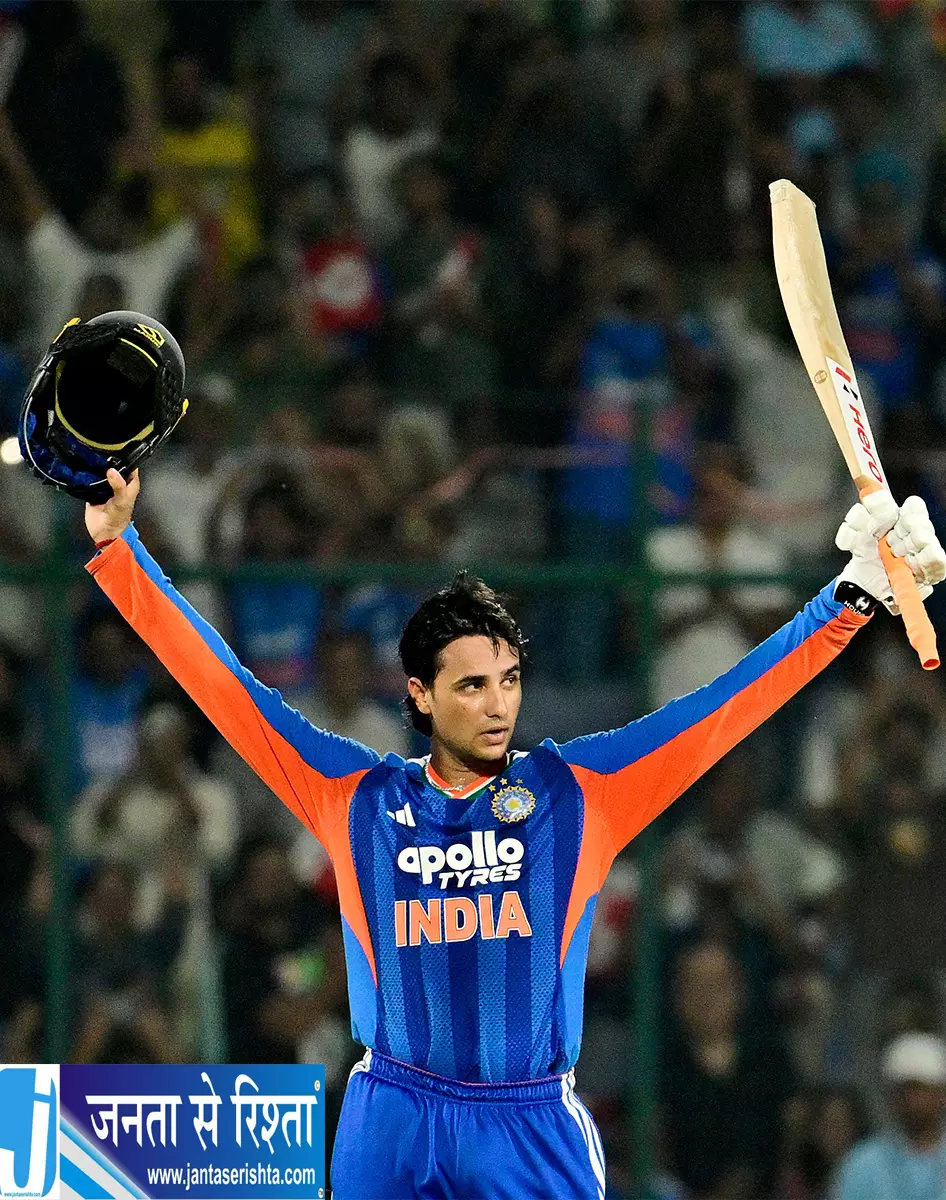 Century लगाने के बाद भी युवराज सिंह ने ली अभिषेक की चुटकी Century लगाने के बाद भी युवराज सिंह ने ली अभिषेक की चुटकी