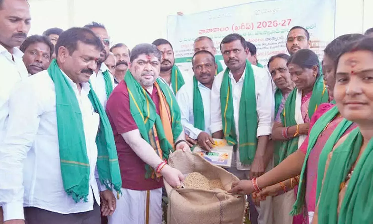 Telangana: पोन्नम ने हुस्नाबाद में धान, कपास खरीद केंद्र शुरू किए Telangana: पोन्नम ने हुस्नाबाद में धान, कपास खरीद केंद्र शुरू किए