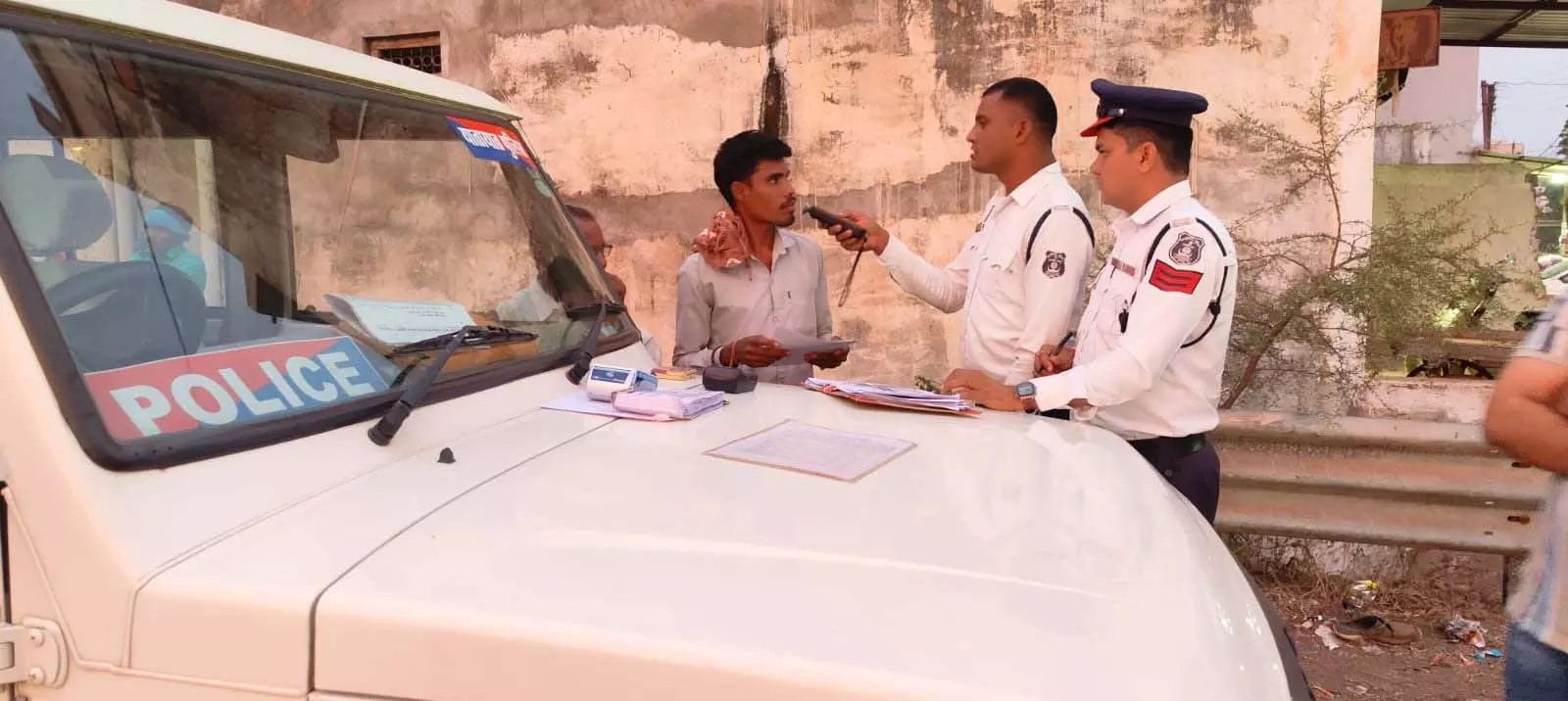 शराब पीकर गाड़ी चलाना पड़ा महंगा, दो चालकों पर 25 हजार का जुर्माना शराब पीकर गाड़ी चलाना पड़ा महंगा, दो चालकों पर 25 हजार का जुर्माना