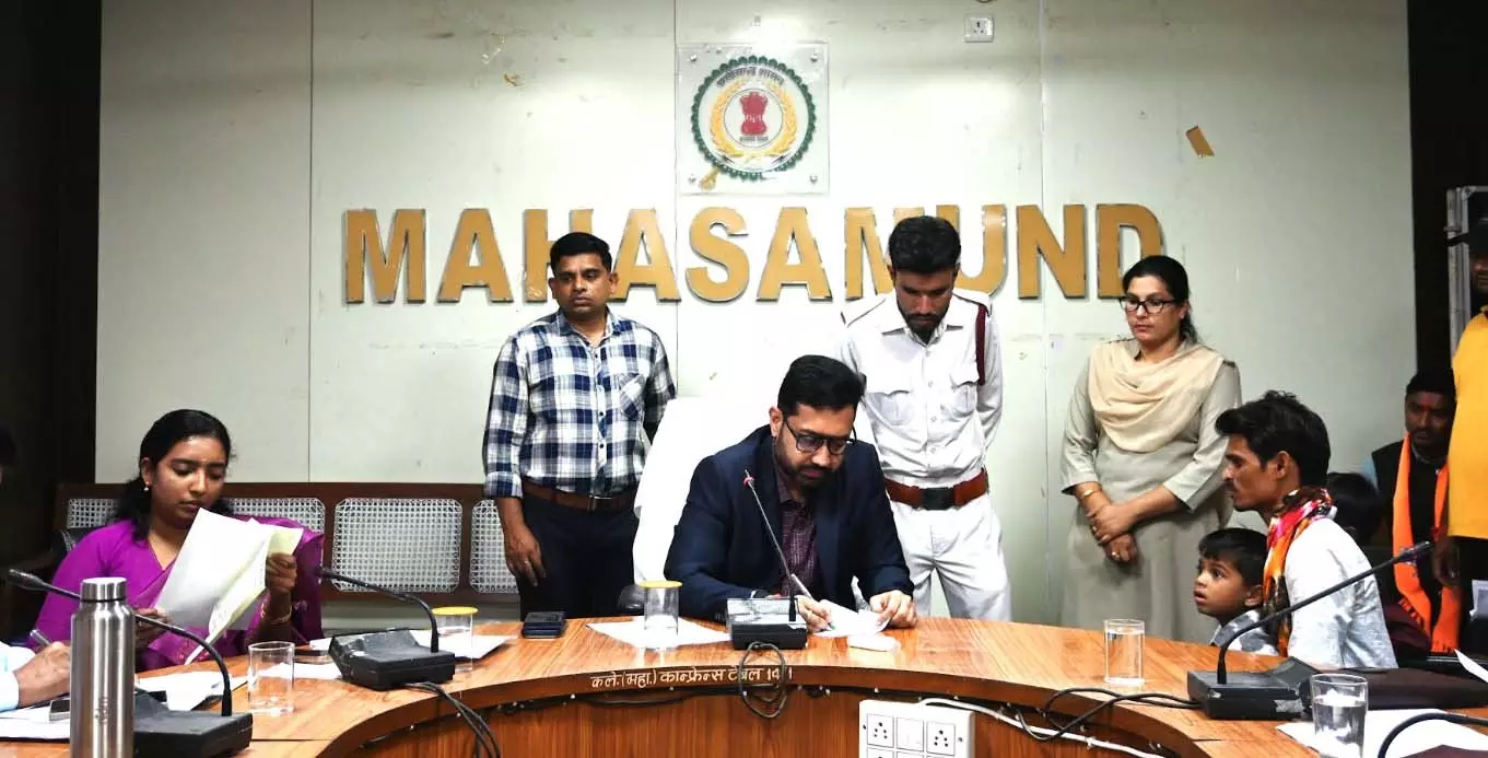 कलेक्टर ने अधिकारियों को आवेदन के त्वरित निराकरण के दिए निर्देश कलेक्टर ने अधिकारियों को आवेदन के त्वरित निराकरण के दिए निर्देश