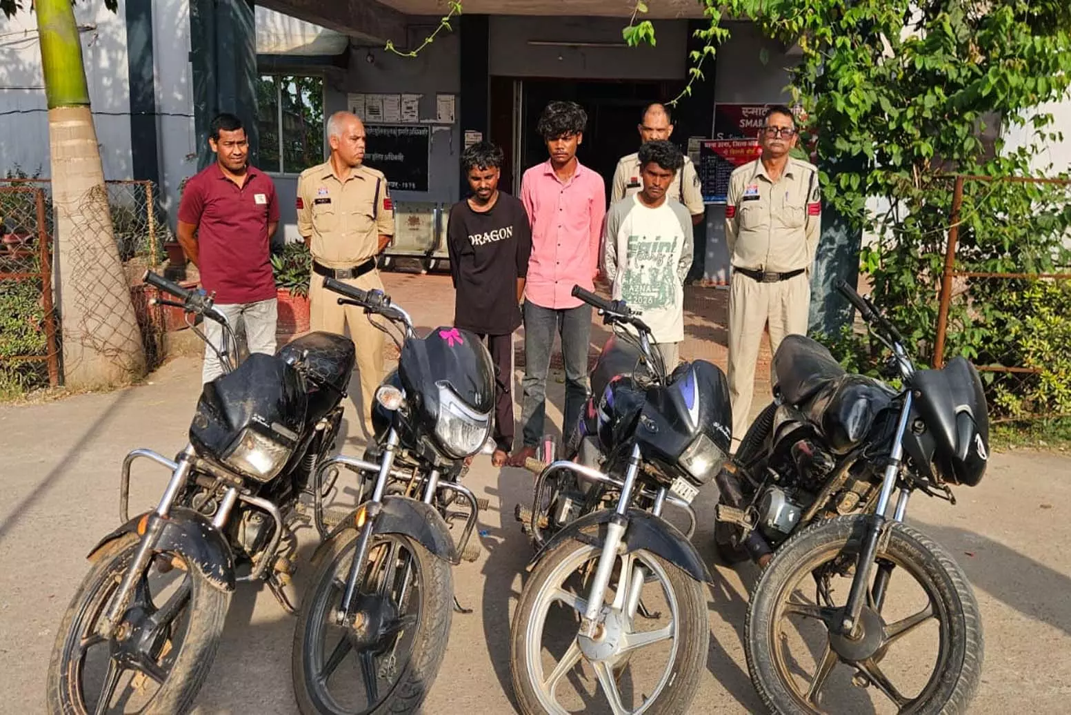अंतरजिला बाइक चोर गिरोह का पर्दाफाश, 3 आरोपी गिरफ्तार अंतरजिला बाइक चोर गिरोह का पर्दाफाश, 3 आरोपी गिरफ्तार