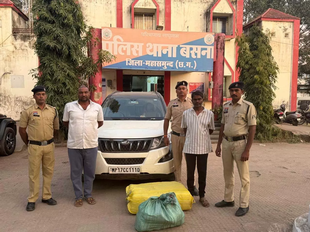महासमुंद में 41.590 किलो गांजा जब्त, MP के दो आरोपी गिरफ्तार महासमुंद में 41.590 किलो गांजा जब्त, MP के दो आरोपी गिरफ्तार