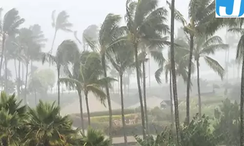 चक्रवात ‘अर्णब’ से उफनाया समुद्र, आंध्र प्रदेश में राहत-बचाव टीमें तैनात