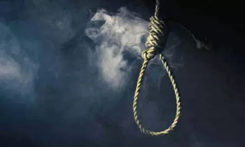 तेलंगाना में दर्दनाक घटना, एक ही घर में फंदे से लटके मिले महिला और युवक, इलाके में हड़कंप तेलंगाना में दर्दनाक घटना, एक ही घर में फंदे से लटके मिले महिला और युवक, इलाके में हड़कंप