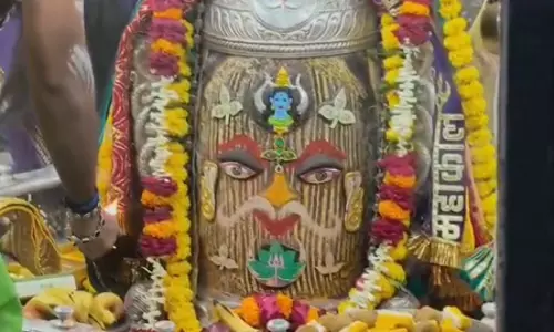 राम नाम के बेल पत्र और चंदन से बाबा महाकाल का भव्य शृंगार, भस्म आरती के दौरान गूंजे जयकारे राम नाम के बेल पत्र और चंदन से बाबा महाकाल का भव्य शृंगार, भस्म आरती के दौरान गूंजे जयकारे