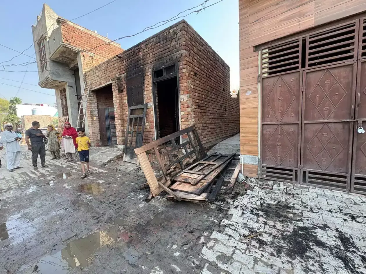 लकड़ी की दुकान में आग से मची अफरा-तफरी, लाखों का नुकसान