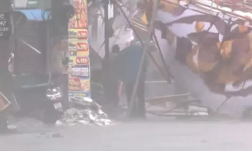 आंध्र प्रदेश के तट पर चक्रवात ‘अर्नब’ का कहर, 140 किमी प्रति घंटे की रफ्तार से चल रही हवाएं आंध्र प्रदेश के तट पर चक्रवात ‘अर्नब’ का कहर, 140 किमी प्रति घंटे की रफ्तार से चल रही हवाएं