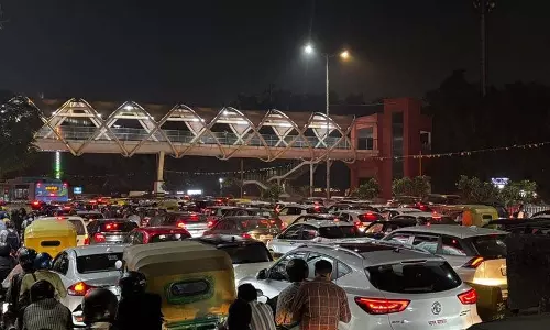दिल्ली के ITO पर ट्रैफिक का बुरा हाल, घंटों जाम में फंस रहे लोग