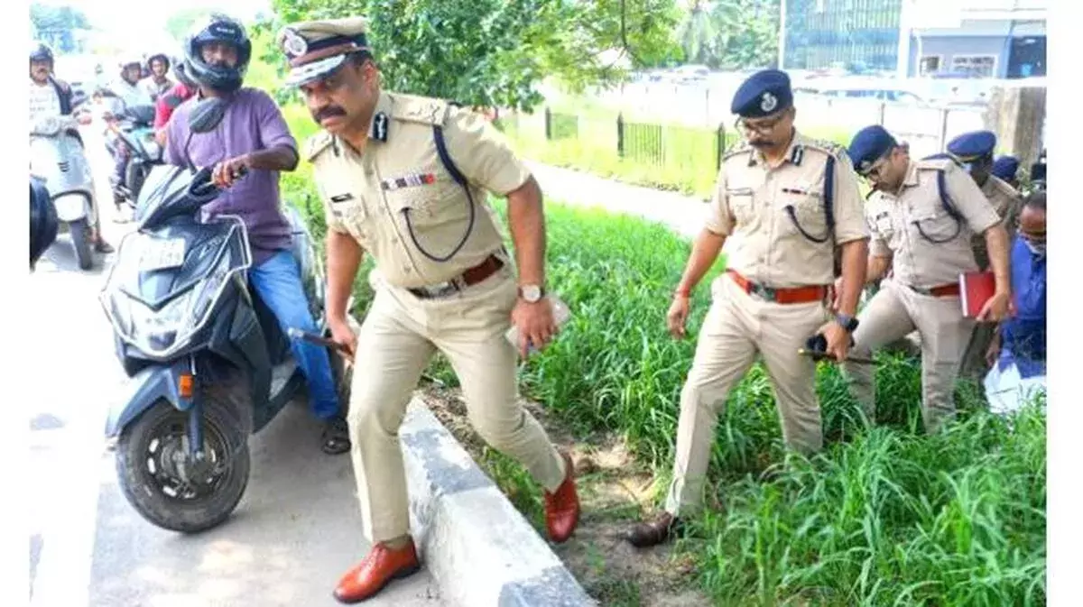 चेरानल्लूर दुर्घटना मामला: गाज गिरी 4 पुलिसकर्मियों पर चेरानल्लूर दुर्घटना मामला: गाज गिरी 4 पुलिसकर्मियों पर