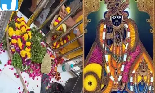 बांकेबिहारी मंदिर में जूतों के पास रखीं श्रद्धालुओं की फूलमालाएं, सेवायत नाराज बांकेबिहारी मंदिर में जूतों के पास रखीं श्रद्धालुओं की फूलमालाएं, सेवायत नाराज