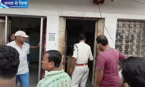 ओडिशा में पेट्रोल पंप पर जोरदार धमाका, हवा में उड़ा टैंक का ढक्कन, कर्मचारी की दर्दनाक मौत ओडिशा में पेट्रोल पंप पर जोरदार धमाका, हवा में उड़ा टैंक का ढक्कन, कर्मचारी की दर्दनाक मौत