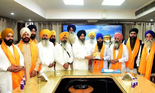 अमृतसर के स्वर्ण मंदिर में पाकिस्तानी सिखों ने की माथा टेककर प्रार्थना