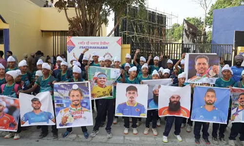 पंजाब के ग्रामीण हॉकी खिलाड़ियों में दिखा जुनून, अपने आदर्शों के पोस्टर लेकर पहुंचे पंजाब के ग्रामीण हॉकी खिलाड़ियों में दिखा जुनून, अपने आदर्शों के पोस्टर लेकर पहुंचे