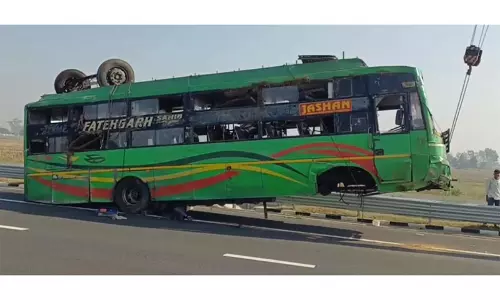 गंगा एक्सप्रेसवे पर पलटी 150 यात्रियों से भरी डबल डेकर बस, 20 से ज्यादा घायल गंगा एक्सप्रेसवे पर पलटी 150 यात्रियों से भरी डबल डेकर बस, 20 से ज्यादा घायल