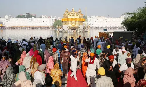 अमृतसर में प्रकाश पर्व की धूम, स्वर्ण मंदिर में लाखों श्रद्धालुओं ने टेका माथा अमृतसर में प्रकाश पर्व की धूम, स्वर्ण मंदिर में लाखों श्रद्धालुओं ने टेका माथा