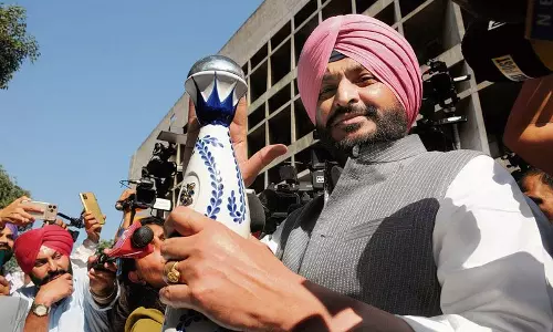 रवनीत सिंह बिट्टू का CM भगवंत मान पर तंज, शराब को लेकर साधा निशाना रवनीत सिंह बिट्टू का CM भगवंत मान पर तंज, शराब को लेकर साधा निशाना
