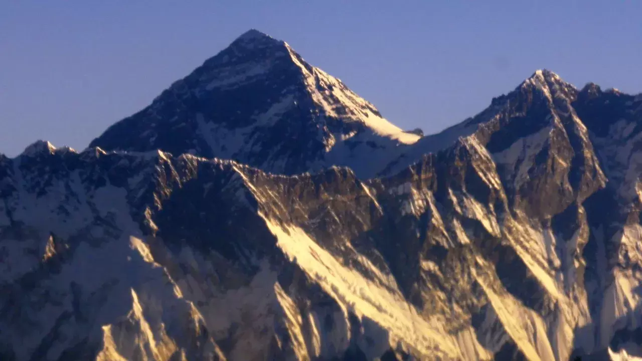 बर्फबारी से बिगड़े हालात: नेपाल में एडवेंचर स्पोर्ट्स पर ब्रेक, ट्रैकिंग परमिट सस्पेंड बर्फबारी से बिगड़े हालात: नेपाल में एडवेंचर स्पोर्ट्स पर ब्रेक, ट्रैकिंग परमिट सस्पेंड