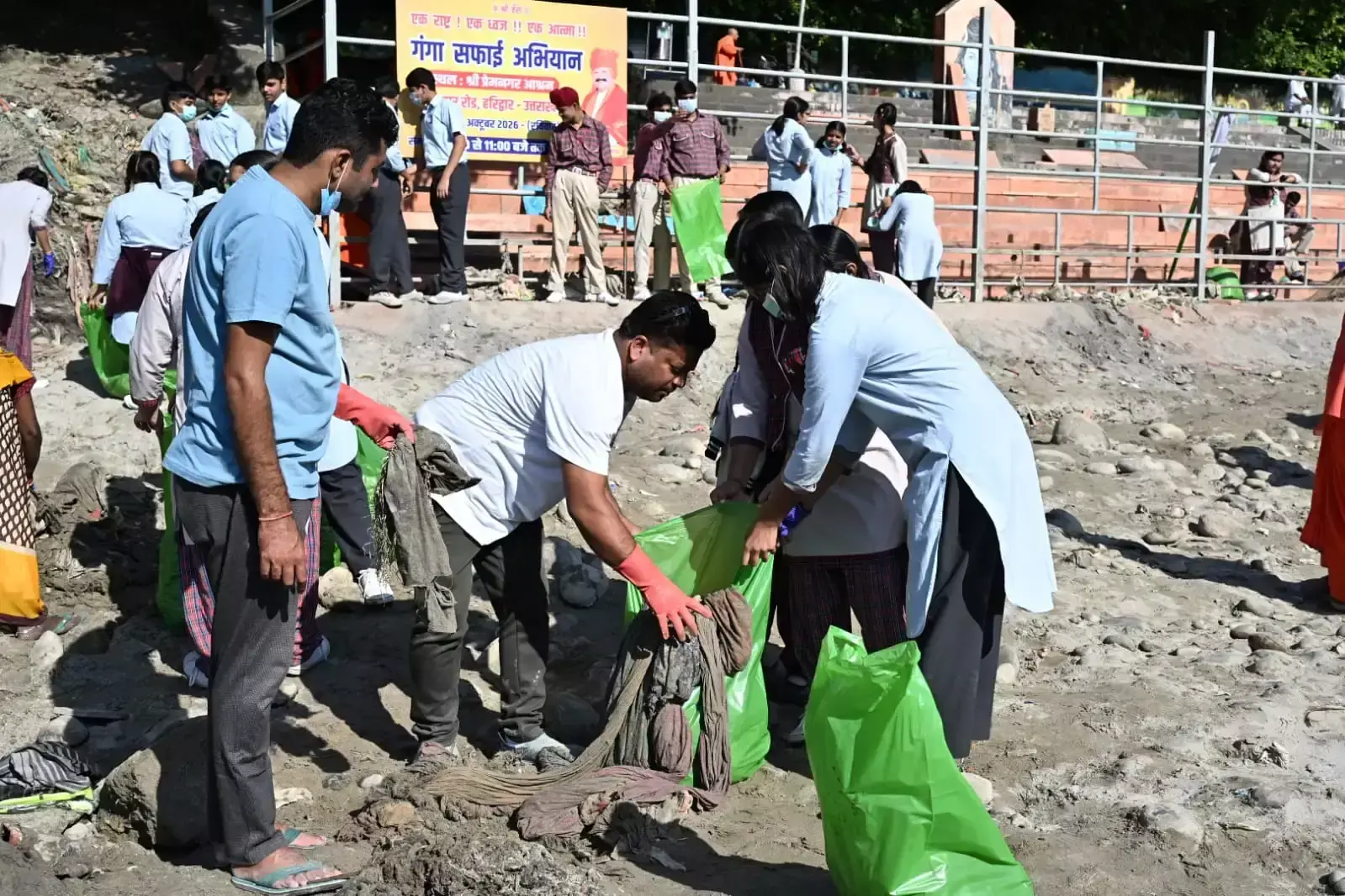 स्वच्छता महाअभियान के तहत घाट की सफाई पर जोर