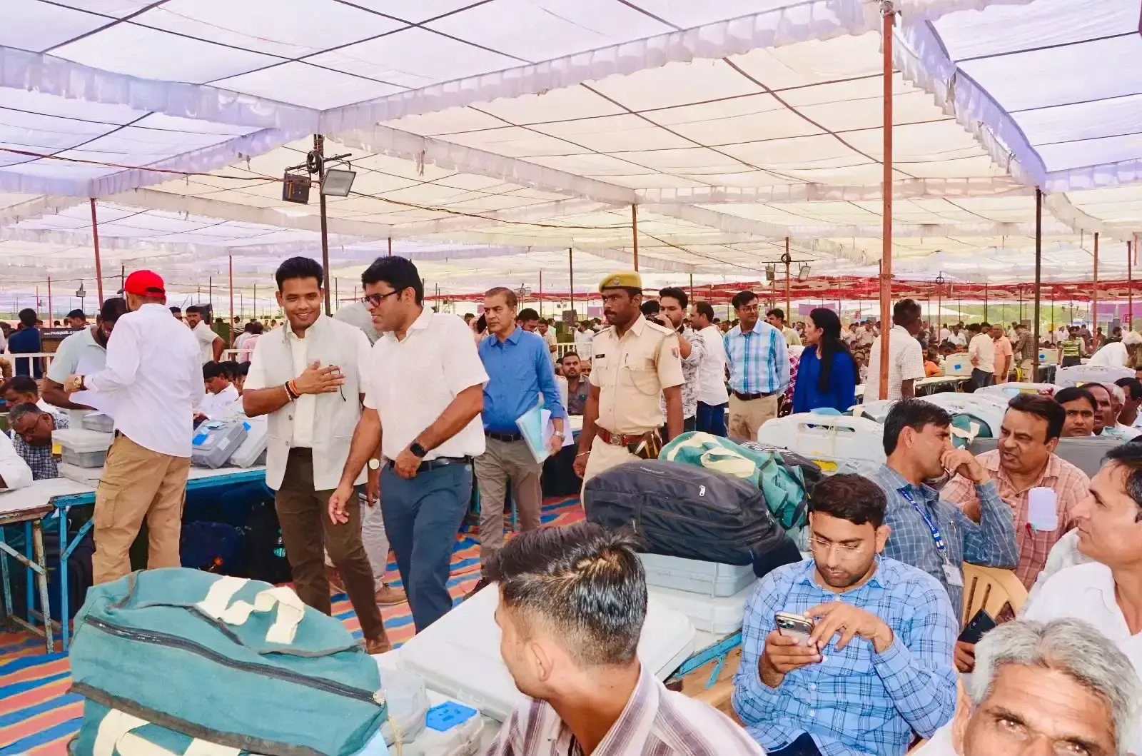 अंतिम प्रशिक्षण के बाद मतदान दलों ने संभाली चुनावी जिम्मेदारी अंतिम प्रशिक्षण के बाद मतदान दलों ने संभाली चुनावी जिम्मेदारी