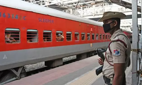आरपीएफ ने अपराधों पर लगाम लगाकर वसूला 3.5 लाख जुर्माना आरपीएफ ने अपराधों पर लगाम लगाकर वसूला 3.5 लाख जुर्माना
