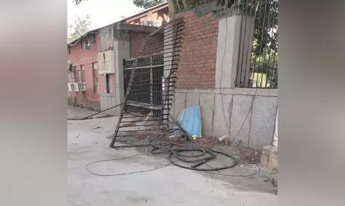 नकाब पहने लोगों ने जामिया मिलिया इस्लामिया में की तोड़फोड़, दीवारों पर लगी लोहे की रेलिंग भी तोड़ी