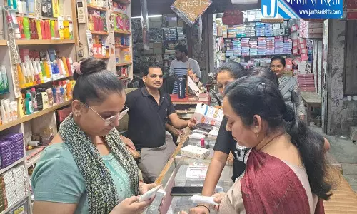 करवा चौथ से पहले सिरसा के बाजारों में रौनक, त्योहारी खरीदारी में उछाल करवा चौथ से पहले सिरसा के बाजारों में रौनक, त्योहारी खरीदारी में उछाल