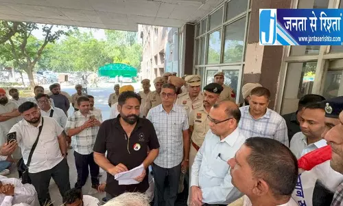 फतेहाबाद में ओलावृष्टि से फसलें बर्बाद, किसानों ने सरकार से मांगा मुआवजा फतेहाबाद में ओलावृष्टि से फसलें बर्बाद, किसानों ने सरकार से मांगा मुआवजा