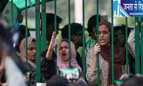 जामिया में बढ़ा विवाद, छात्र आंदोलन के बीच कांग्रेस सांसदों पर FIR