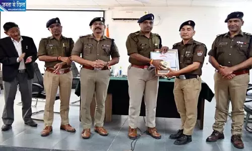 हल्द्वानी में निजी बसों की मनमानी पर भड़के SSP, पुलिस अधिकारियों को जमकर फटकारा हल्द्वानी में निजी बसों की मनमानी पर भड़के SSP, पुलिस अधिकारियों को जमकर फटकारा