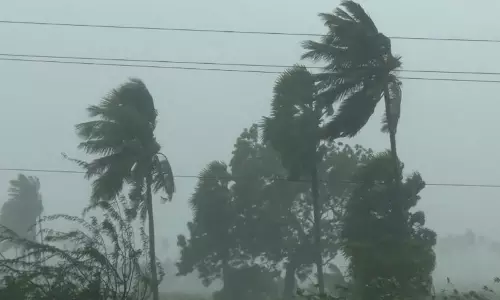 तूफान अर्नब से रेल यातायात प्रभावित, 22 ट्रेनें रद्द, रेलवे ने जारी किया अलर्ट