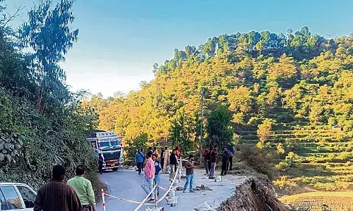 शिमला में सड़क धंसने के बाद NH-205 पर यातायात आंशिक रूप से बहाल शिमला में सड़क धंसने के बाद NH-205 पर यातायात आंशिक रूप से बहाल