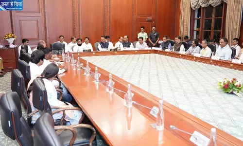 आदिवासियों के आंदोलन के बाद एक्शन में CM फडणवीस, वन अधिकार और शिक्षा पर बड़ा फैसला आदिवासियों के आंदोलन के बाद एक्शन में CM फडणवीस, वन अधिकार और शिक्षा पर बड़ा फैसला
