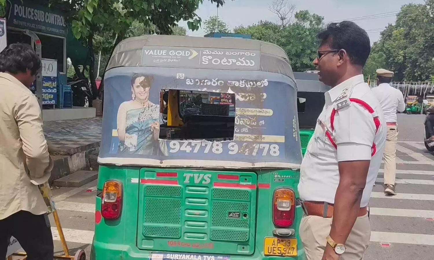 Andhra: ऑटो चालकों से यातायात नियमों का पालन करने को कहा गया Andhra: ऑटो चालकों से यातायात नियमों का पालन करने को कहा गया