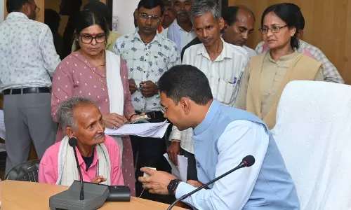 जनदर्शन में संवेदनशील पहल, पांच मिनट में बुजुर्ग चोवा राम को मिला श्रवण यंत्र जनदर्शन में संवेदनशील पहल, पांच मिनट में बुजुर्ग चोवा राम को मिला श्रवण यंत्र