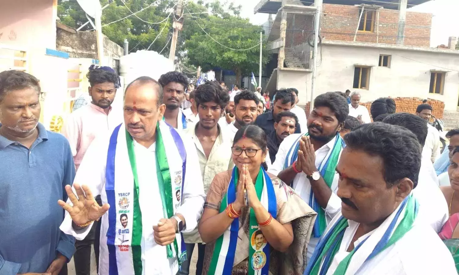 लैला YSRCP उम्मीदवारों के लिए प्रचार करती हैं लैला YSRCP उम्मीदवारों के लिए प्रचार करती हैं