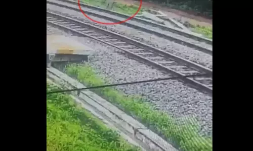 LIVE वीडियो! रेलवे ट्रैक के पास ईयरफोन लगाकर चलना पड़ा भारी, ट्रेन की चपेट में आने से युवक की मौत LIVE वीडियो! रेलवे ट्रैक के पास ईयरफोन लगाकर चलना पड़ा भारी, ट्रेन की चपेट में आने से युवक की मौत